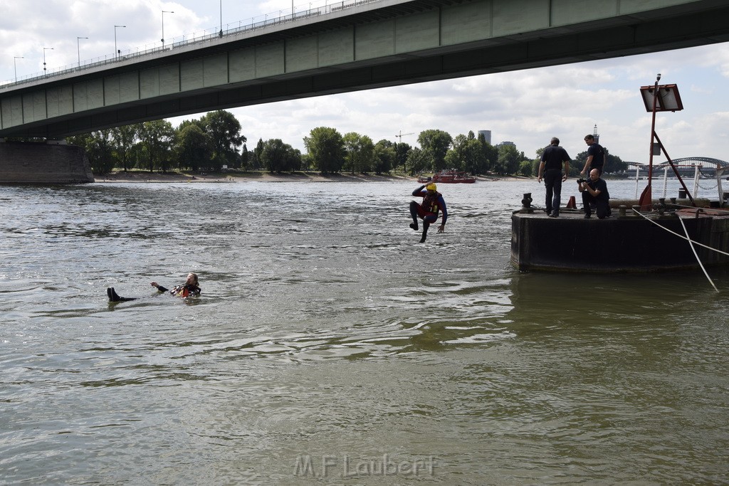 Uebung BF Taucher und Presse Koeln Zoobruecke Rhein P276.JPG - Miklos Laubert